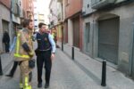 Bombers trenquen amb malls una porta del carrer Vapor Vell de Reus davant l’avís de que un menor s’hauria precipitat per un pati interior