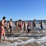 Desenes de participants al primer bany de l’any a Torredembarra