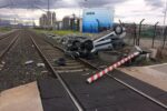 Un turisme bolca i s’emporta la tanca del pas a nivell de la carretera de l’Apeadero