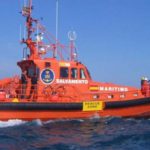 Mor una dona en bolcar la seva embarcació durant el rescat marítim