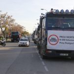 Un centenar de transportistes tarragonins rebutgen amb marxes lentes les condicions del desviament obligatori per l’AP-7