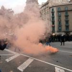 Mig miler de mossos tallen la Gran Via per desbloquejar l’equiparació salarial amb els Bombers
