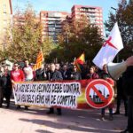 Antifeixistes i contraris a una mesquita bloquegen Sant Pere i Sant Pau