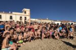 Més de cent valents estrenen l’any a Altafulla remullant-se a la platja