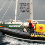 Greenpeace desplega el missatge ‘Endesa, tot per la pasta’ davant la nuclear de Vandellòs