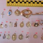 La Guàrdia Civil exposa una col·lecció de joies confiscades que van ser robades en habitatges del Tarragonès