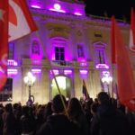 Centenars de persones es manifesten contra la violència cap a les dones davant de l’Ajuntament