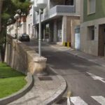 El carrer Pons d’Icart amplia les voreres per facilitar l’accés a la passarel·la del Miracle