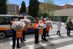 La Pobla obsequia els professionals de l’Hospital Joan XXIII amb la rosa de Sant Jordi