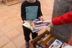 Creu Roja Tarragona arofita el lliurament d’aliments per entregar llibres infantils