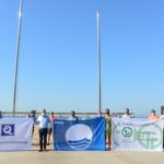 Pere Granados hissa les banderes que certifiquen ‘l’excel·lent’ qualitat de les platges de Salou