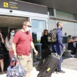 ‘Aloha’ amb mascaretes als primers turistes estrangers a l’aeroport de Reus