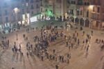 23 identificats, 19 denunciats i deu contenidors cremats a Reus després d’una manifestació contra el toc de queda