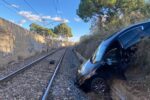 Imputen un delicte contra la seguretat en el trànsit a Reus a una conductora que acaba a les vies del tren