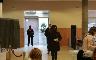 Dos detinguts a Castellvell després de gravar-se anant a votar sense mascareta i mostrar-se agressius davant els Mossos