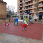 La zona de jocs infantils de la plaça de la Fumera de Reus torna a estar operativa