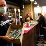 Un bar de Valls regala ganivets entre els clients com a crítica a la inseguretat al barri antic