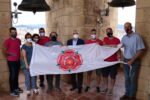 Els portadors de l’Àliga de Reus hissen la bandera de Reus al campanar