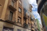 Vídeo: Un ferit i una mascota morta en un aparatós incendi en un pis al centre de Reus