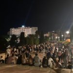 Els joves celebren al carrer la nit de Santa Tecla