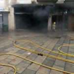 Dos ferits lleus per inhalació de fum en l’incendi d’un cotxe a un pàrquing de Vila-seca (vídeo)