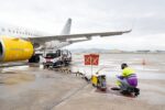 Repsol a Tarragona subministra el primer vol amb combustible sostenible de Vueling