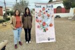 La il·lustradora local Irene Gutiérrez Algado posa imatge al Sant Jordi d’enguany a Altafulla