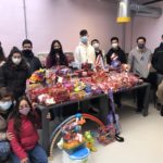 El Centre Social El Roser rep la visita d’alumnes de l’Institut Domènech i Montaner que han fet una donació de joguines