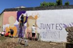 Vilallonga pinta un mural col.lectiu contra la violència masclista