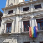 El domàs símbol del col·lectiu LGBTI penjarà aquest dimarts del Palau Municipal