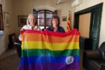 La vicepresidenta del CCT entrega la Bandera LGTBI a l’alcaldessa d’Altafulla