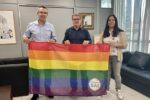 El President del Consell Comarcal lliura la bandera LGTBI a l’Ajuntament de Roda