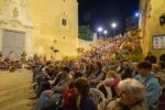 Una gentada segueix l’obra teatral del trasllat del Braç de Santa Tecla a Constantí