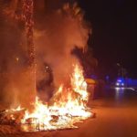 Cremen de matinada a Torredembarra dos contenidors i una palmera