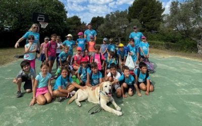 Els nens del Stage del Golf Costa Daurada es fan amics de Byron, el gos que salva persones