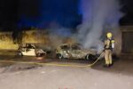 Cremen 2 cotxes a la plaça de la Bassa de la Pobla de Montornès