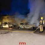Cremen 2 cotxes a la plaça de la Bassa de la Pobla de Montornès