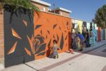 Alumnes de l’Escola d’Art i Disseny pinten un mural decoratiu a Constantí