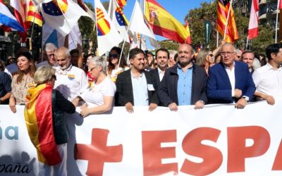 Més de 2.000 persones es manifesten a Barcelona per celebrar el 12-O sota el lema ‘Més Espanya i més espanyol’