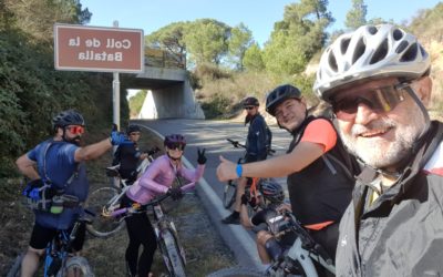 Els ciclistes del Golf Costa Daurada pugen en MTB fins al Coll de la Batalla