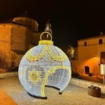 Torredembarra s’il·lumina amb una bola de Nadal gegant