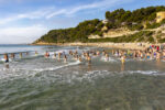 Més d’un centenar de rodencs es capbussen al mar per donar la benvinguda al 2023