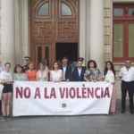 Reus emmudeix un minut per condemnar el feminicidi de diumenge a Salou