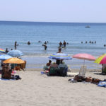 Un home de 70 anys mor ofegat mentre es banyava a la platja de la Pineda