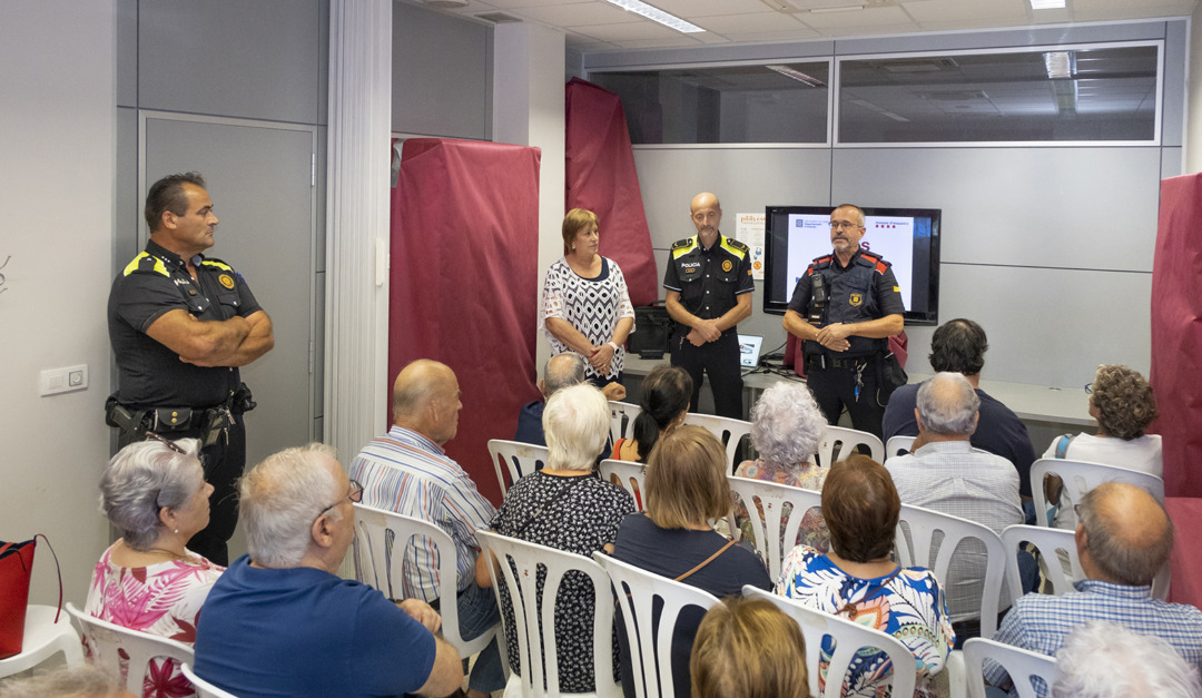 La gent gran de Constantí rep consells sobre seguretat i autoprotecció