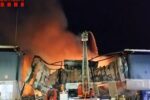 Vídeos: Un incendi en una empresa confina el sector nord de La Canonja