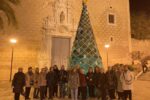 Constantí planta el primer arbre de Nadal fet amb ganxet