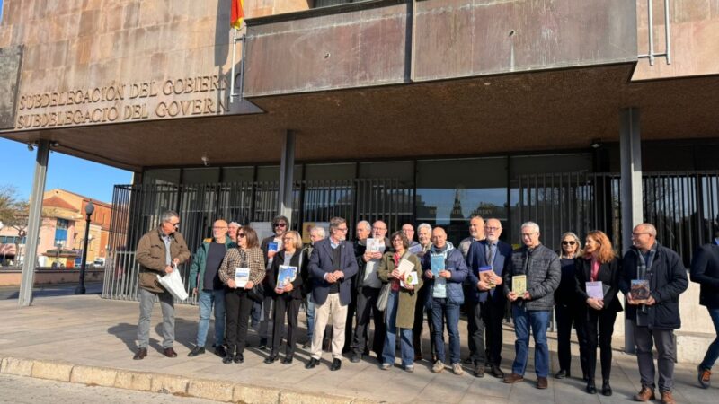 La subdelegació del govern a Tarragona reuneix una vintena d’escriptors per Sant Jordi