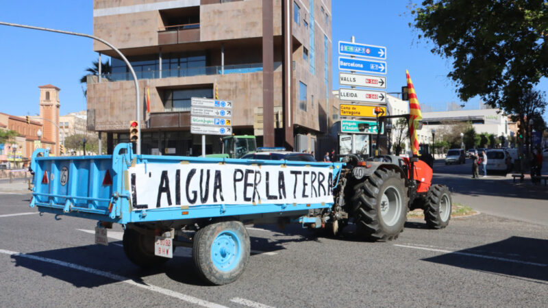 Els pagesos tallen el centre de Tarragona per reclamar una millor gestió de l’aigua