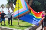 Salou hissa la bandera LGTBIQ+ en el Passeig Jaume I